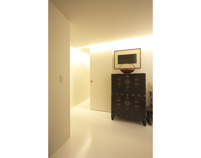 アンティークの家具も似合うモダンな空間