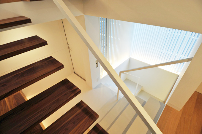 階段からホールを見る