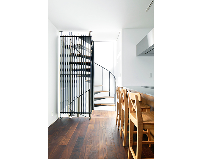 光降り注ぐ螺旋階段のある家