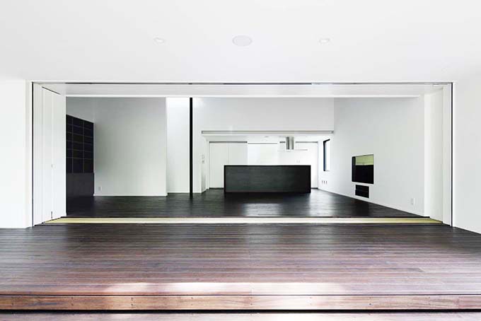 全面窓で光の差し込む明るい室内