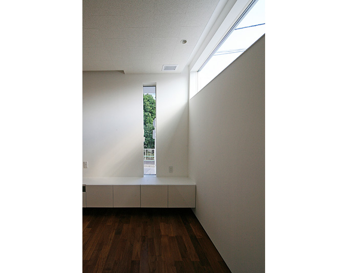 光が差し込むハイサイドスリット