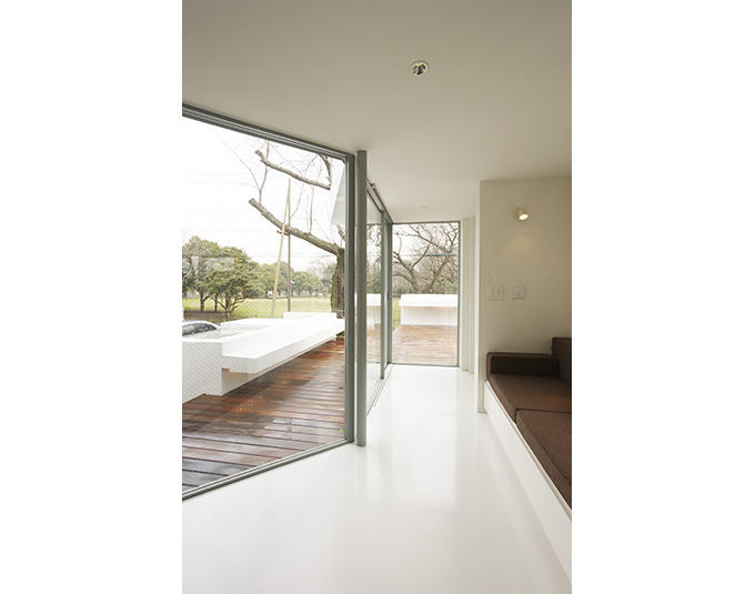 明るく開放的な全面ガラス