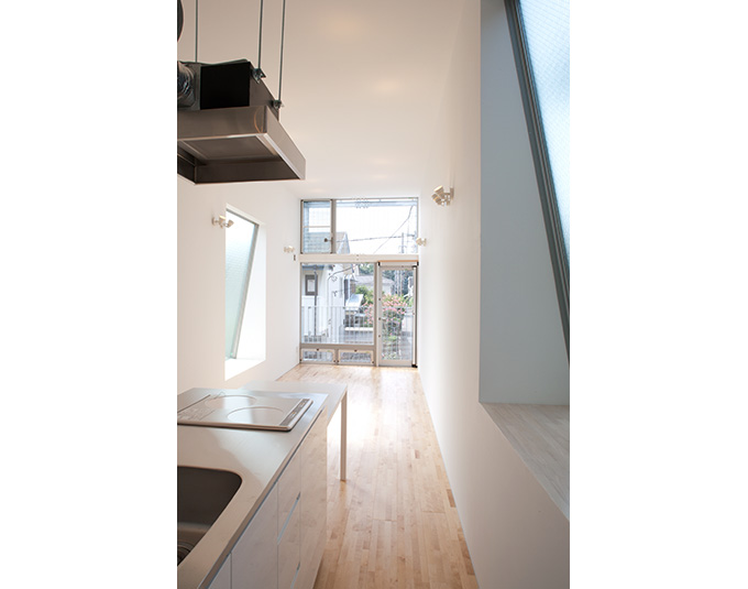 全面ガラスのある開放的なキッチン