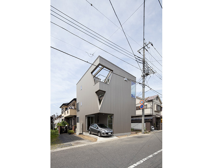 スリット開口から内部は見えにくく、プライバシーが守られる