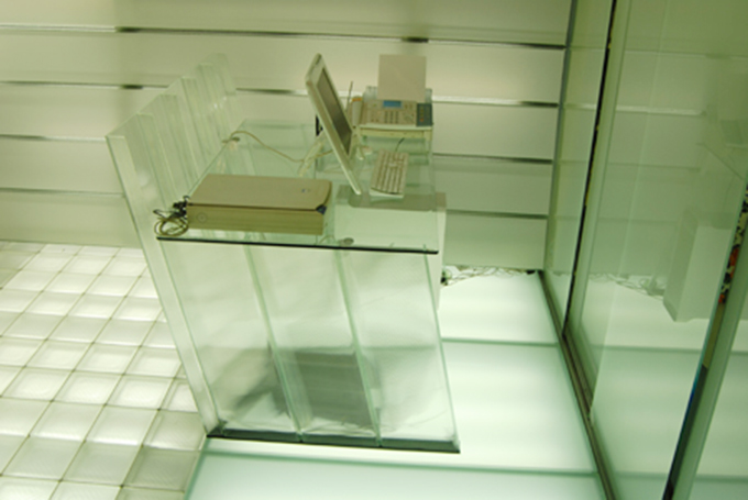 スタイリッシュなガラスデスク