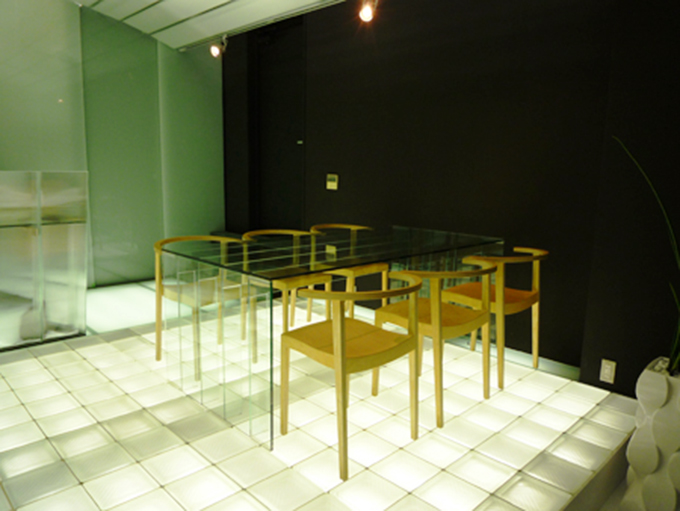 黒いシックな壁が空間を引き締める