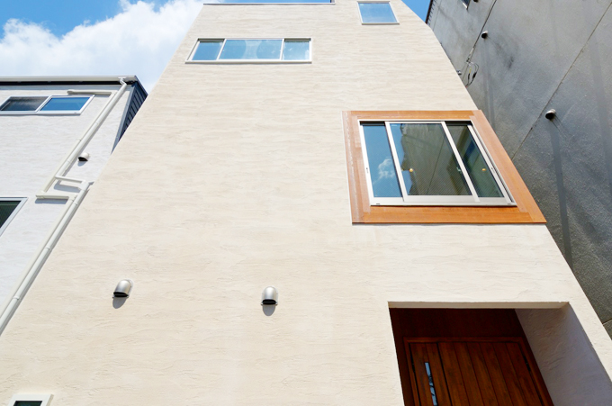 ぬくもりを感じるベージュの外観