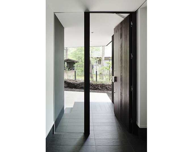 はめ殺しガラスで空間を遮断しない工夫を