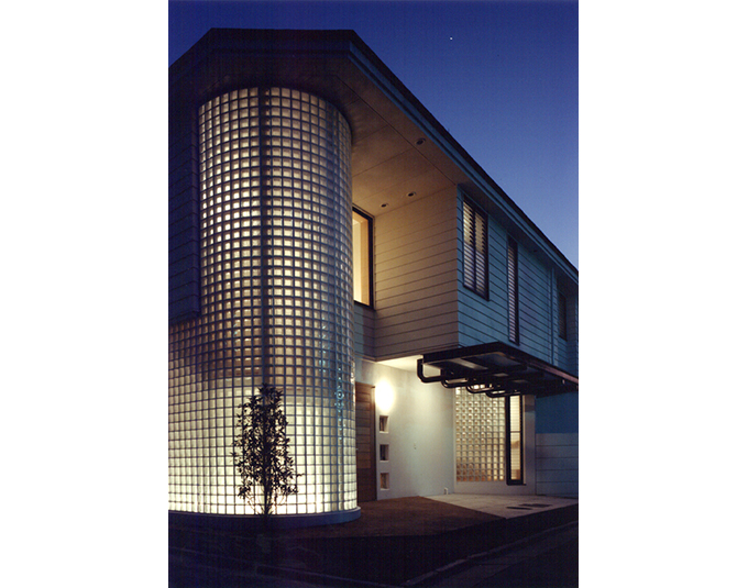 階段室のガラスブロックの夕闇の光の壁