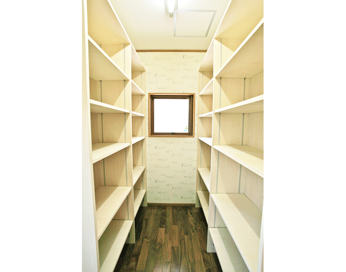 お料理好きの奥様には嬉しい大容量の作り付け食品庫