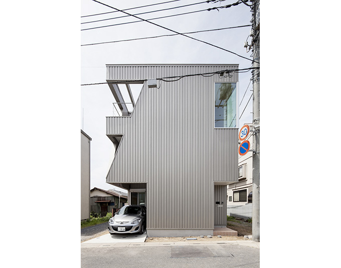 スリット開口は、外壁を吊る構造材の形を表す