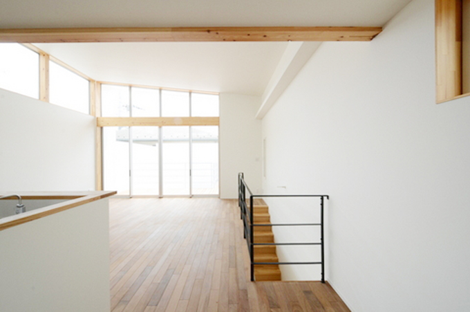 天井まで続く壁いっぱいの窓