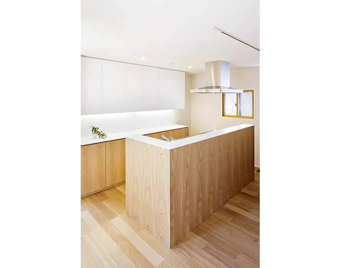 既成のキッチンを家具で囲う