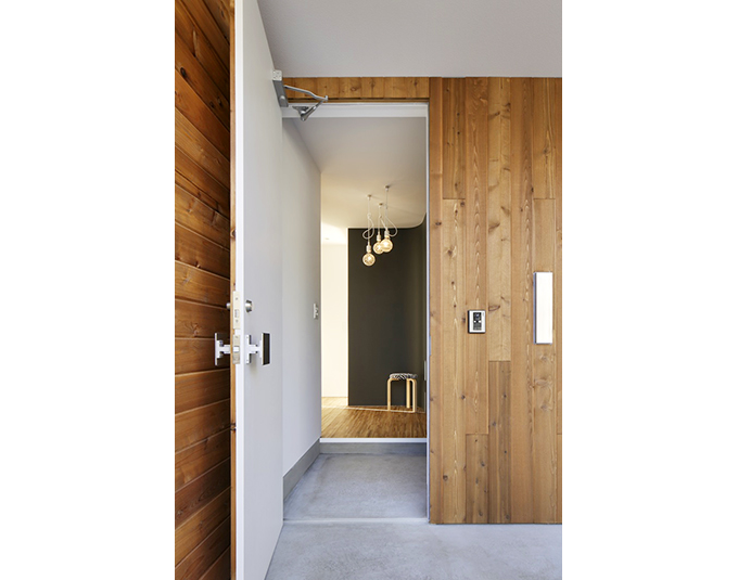 外壁と同じ材が張られた玄関扉