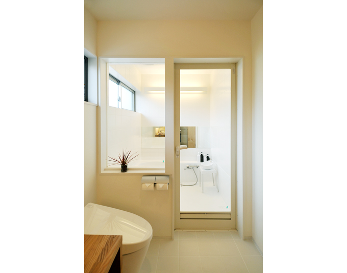 空間をふさがない開放的な浴室