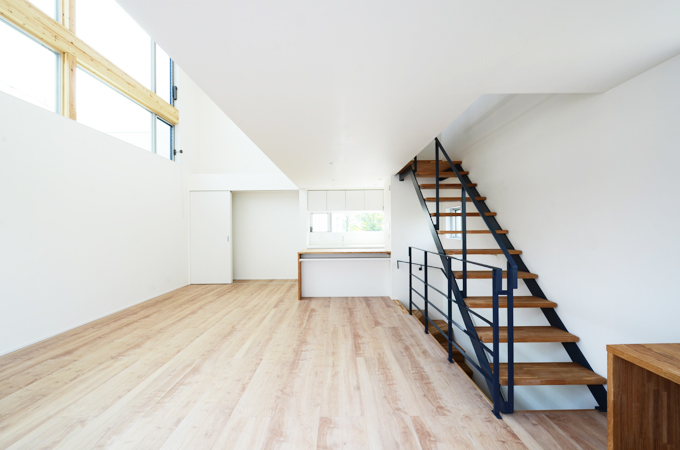 ハイサイドライトからの自然光が明るいリビング