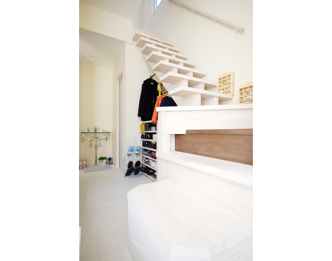 階段脇に収納スペースを確保