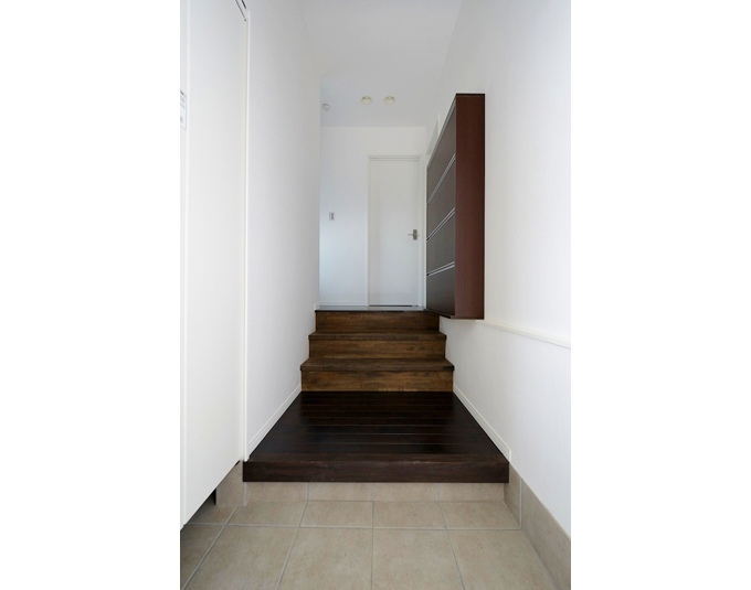 壁面収納で玄関スペースを確保