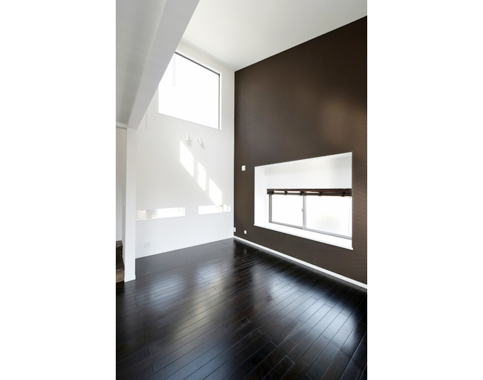 壁の一部に窓を設置し採光を確保