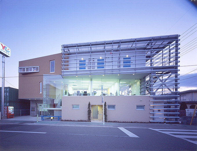 各階で異なる印象のファサード