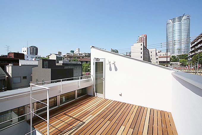 屋上のウッドデッキからの眺望も抜群