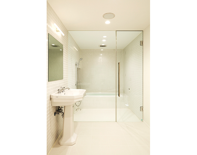 白を基調とした清潔感溢れる浴室