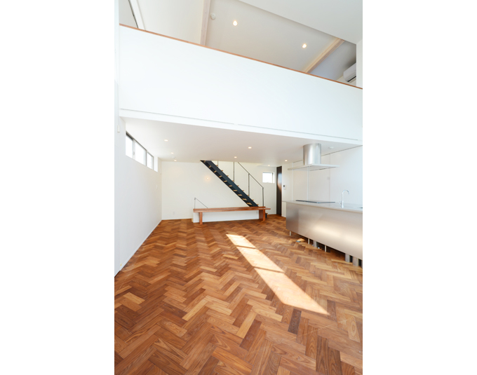 ハイサイドの自然光が差し込むリビングダイニング