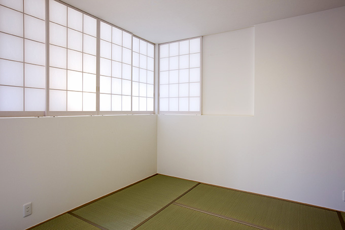 障子を介して柔らかな光を採り入れた畳部屋