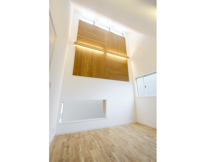 間接照明がついたウッド調の壁面