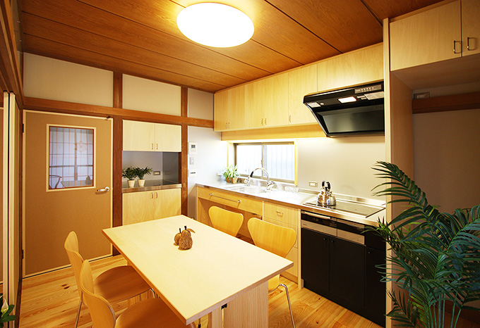 畳だった和室が和モダンに変わったダイニングキッチン（リフォーム）