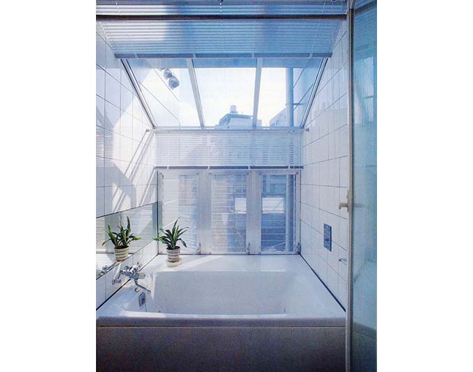 物干を兼ねた浴室、光たっぷりジャグジーで