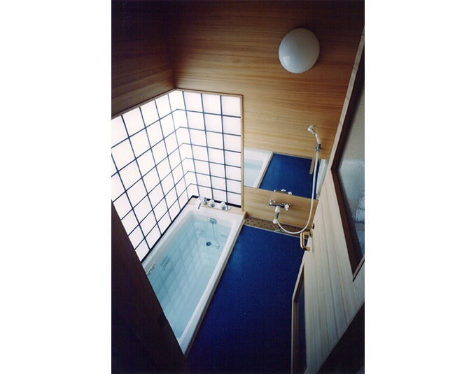 浴室の床は藍をイメージした結晶化ガラス