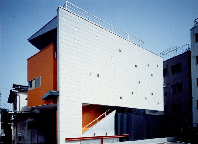 特徴的な窓を持つ外観