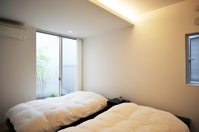 シンプルシックにまとめられた寝室