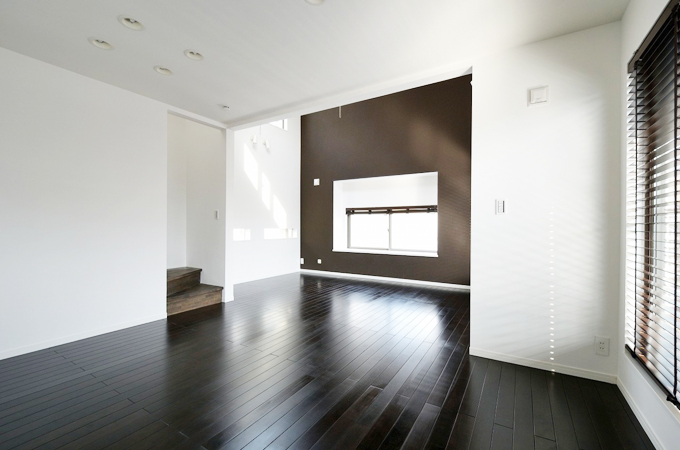 ブラウンの壁で床との一体感を演出