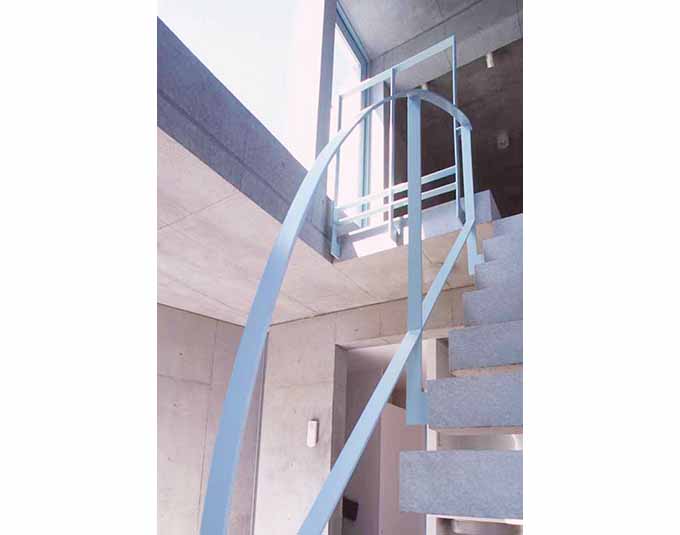 淡いブルーのR形状のかわいらしい手摺