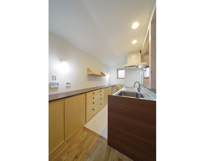 既製キッチンと手造り家具でローコスト＆楽しさアップ