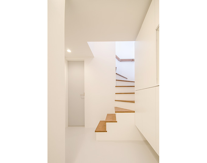 玄関から続く階段