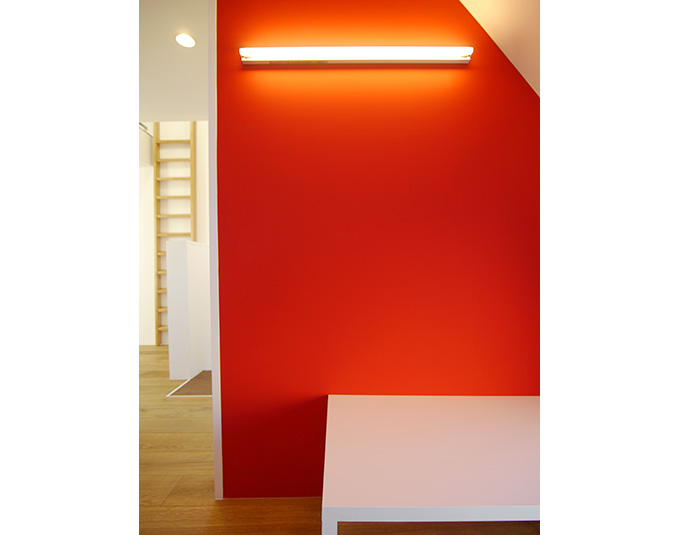 鮮やかな赤いアクセントカラー