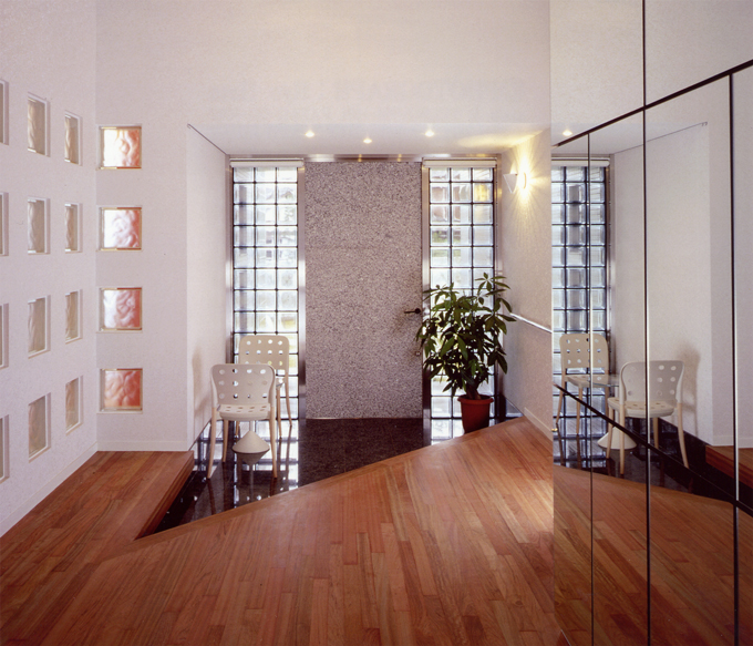 御影石張りのドアー、ガラスブロックの光