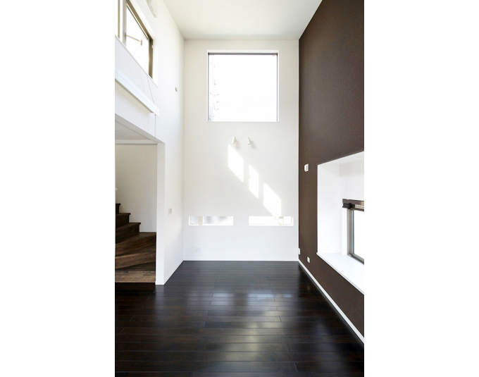 上へと続くオープンな階段