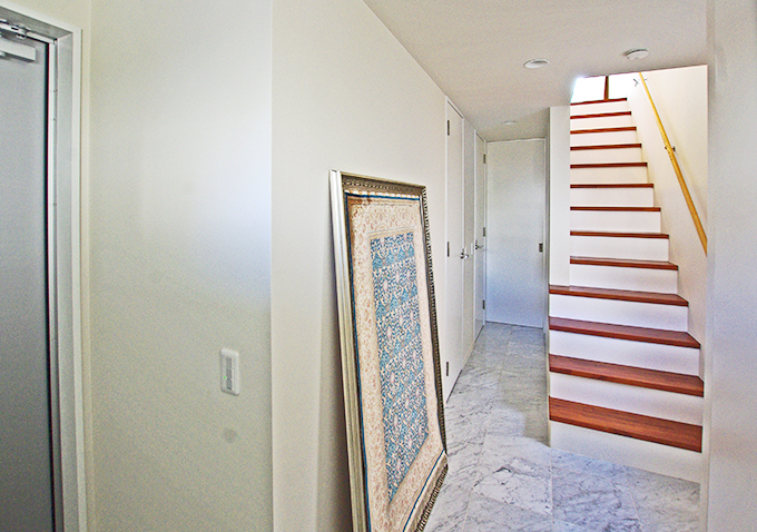 玄関はお気に入りの絵を飾るギャラリー