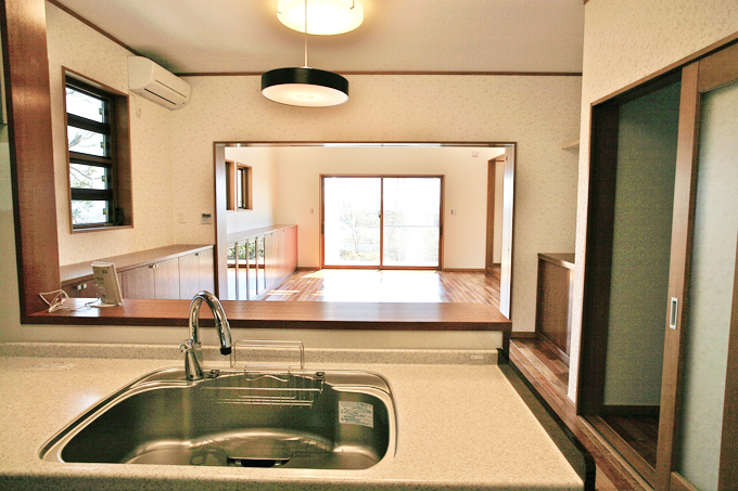 キッチンから広々としたリビングを見る