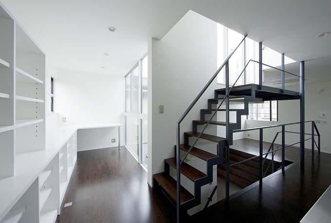 外観から想像のつかない明るい階段ホール