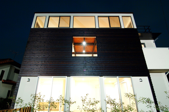 木外壁と白の外壁のバランス