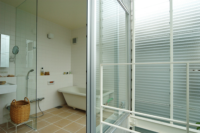 ガラス扉の明るいバスルーム