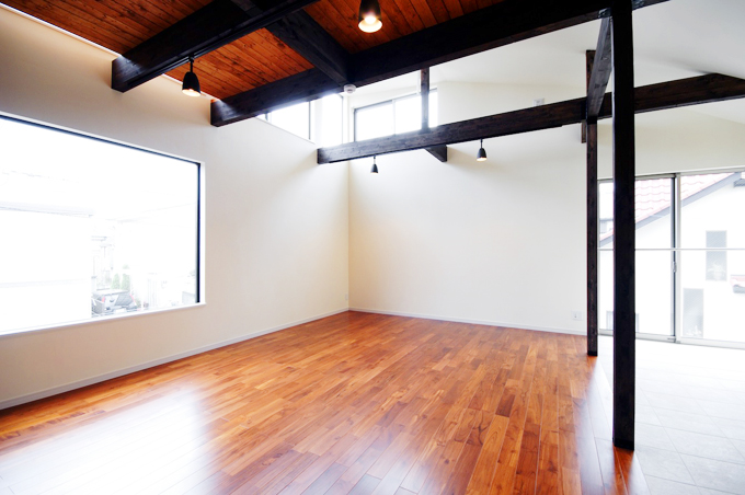 大きさと形の違う窓の組み合わせ