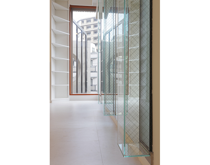 飾り棚で廊下もアートスペースに