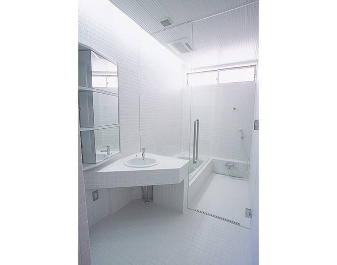 白で統一された浴室空間