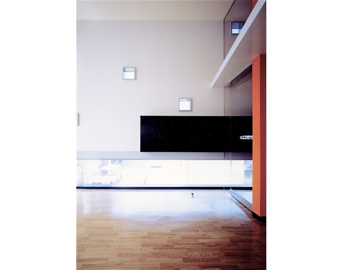 外壁に開けられた2つの大きさの窓の対比